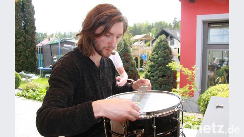 Schlagzeuger Michael Söllner ist ein Verwandter von Bandleader Thilo Fürnrohr. Wenn es um den Klang seiner Instrumente geht, hat er seine eigenen Vorstellungen. Bild: wro