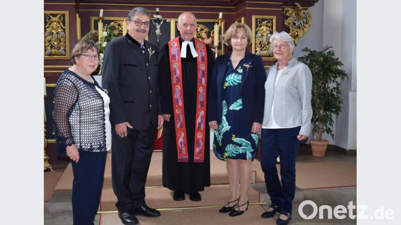 Von links die diamantenen Konfirmanden Bertha Schmidt, Heinz Taubmann, Pfarrer Konrad Schornbaum, Sieglinde Birner und Elisabeth Blendinger. Bild: wku