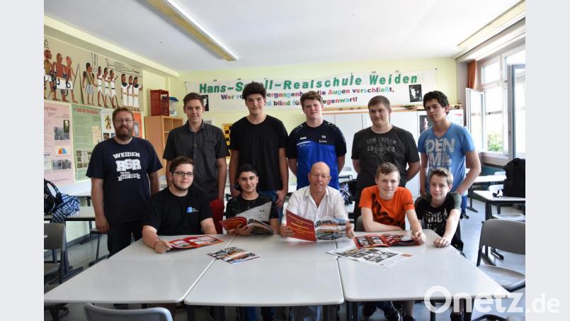 Schüler der Hans-Scholl-Realschule Weiden haben mit ihrem Comic zur WAA einen Landespreis im Geschichtswettbewerb des Bundespräsidenten gewonnen. Geschichtslehrer Johannes Paar (links) begleite das Projekt. Gerhard Götz (vorne, mittig) stellte den Schülern einige seiner Fotos zur Verfügung. Bild: pmen