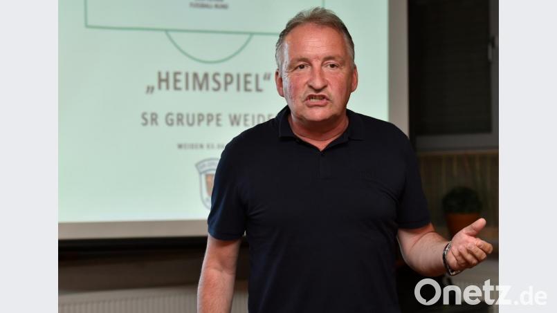 Lutz Wagner, DFB-Lehrwart und Coach der Bundesliga-Schiedsrichter, referierte bei den Unparteiischen der Schiedsrichtervereinigung Weiden zum Thema „Regelkunde“. Bild: A. Schwarzmeier