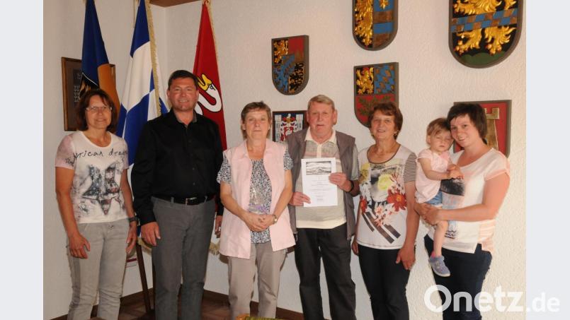 Resi Rewitzer, Bürgermeister Rainer Rewitzer (von links) freuen sich gemeinsam mit Gastgeberin Rita Baier (Zweite von rechts) über die Urlaubstreue des Ehepaares Claus und Sybille Wittenbecher, Riesa. Mit dabei ist auch Schwiegertochter Andrea Baier mit Nachwuchs. Bild: bey