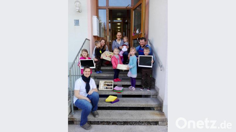 Erzieherin Nicole Hindringer (vorne) und die Elternbeirat-Vertreter (hinten, von links) Nadine Krause, Andreas Schreiner und Jürgen Koller bei der Übergabe der Geschenke an die Mädchen und Buben des gemeindlichen Kinderhauses. Bild: fppö