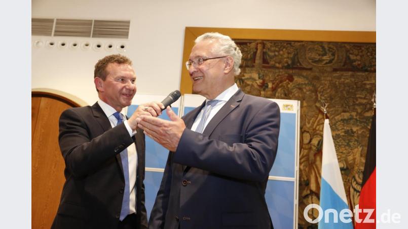 Moderator Roman Roell zusammen mit Innenminister Herrmann im Festsaal des Rathauses Schweinfurt. Bild: Foto: Giulia Iannicelli/stmi