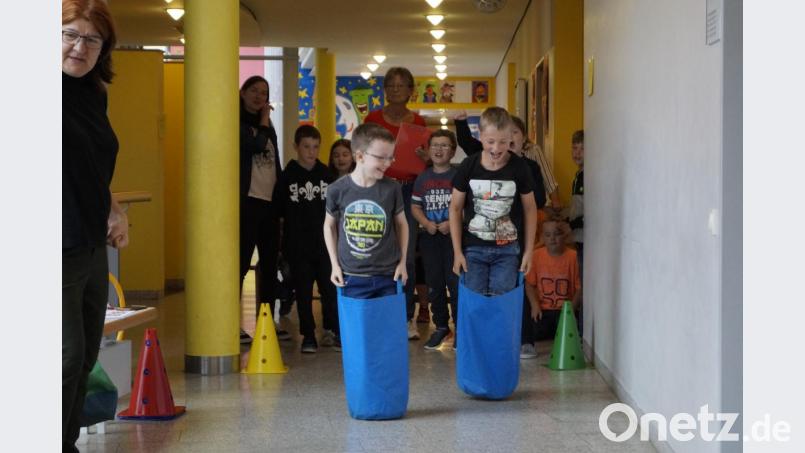 So schnell wie möglich beim Sackhüpfen das Ziel erreichen: Die Kinder der St.-Felix-Schule schlagen sich wacker im &quot;Fit4future&quot;-Parcours. Die Stationen sind über das Schulhaus verteilt. Bild: arw