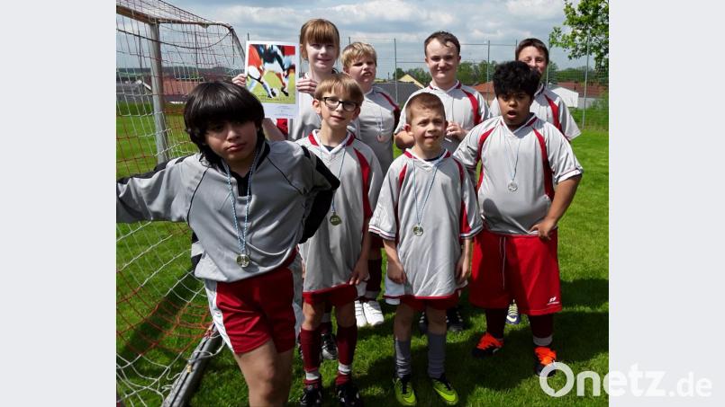 Die Kleinsten freuen sich beim Bezirksfußballturnier der Förderschulen mit dem Förderschwerpunkt geistige Entwicklung am meisten. Das spannende Spiel der C-Gruppe wird erst im Elfmeterschießen zugunsten der Neumarkter entschieden. Stolz präsentierten die Irchenriether ihre Medaillen und die Urkunde. Bild: grm