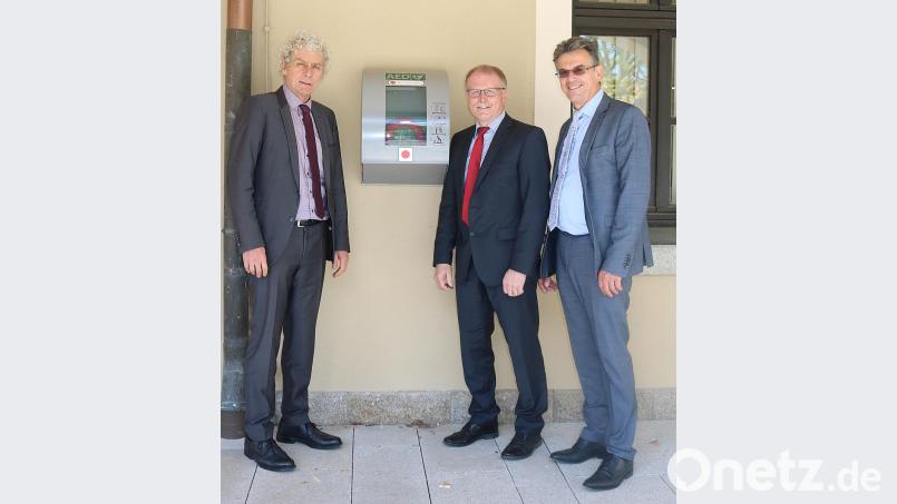 Dank der Björn-Steiger-Stiftung befindet sich nun ein neuer Defibrillator im Außenbereich des Landratsamtes. Landrat Wolfgang Lippert, Personalrat Max Bindl und Pressesprecher Walter Brucker (von links) schauten sich das Gerät an. Bild: Landratsamt Tirschenreuth/exb