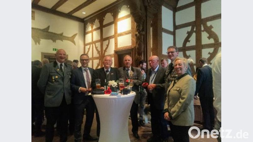 Die Delegation der Schützengesellschaft zusammen Schützenmeister Alfred Koch und Bürgermeister Bernd Sommer (von links) nach der Verleihung der Sportplakette in Schweinfurt. Bild: exb