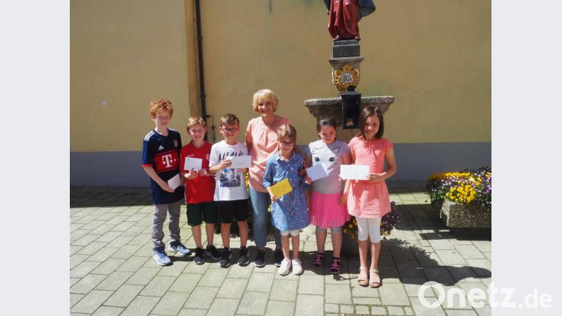 Mit Freude überreichen die Kinder ihre persönlichen Spenden. Bild: stn