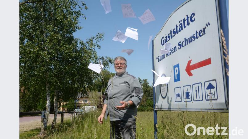 Dehoga-Kreisvorsitzender Robert Drechsel wirft die 14 Seiten seines Antrags für das Gaststättenmodernisierungsprogramm in den Wind. 25 Minuten hatte er zum Ausfüllen gebraucht. Andere Wirte waren schneller und er ebenso wie viele Kollegen chancenlos, eine Förderung auch nur zu beantragen. Bild: Gabi Schönberger