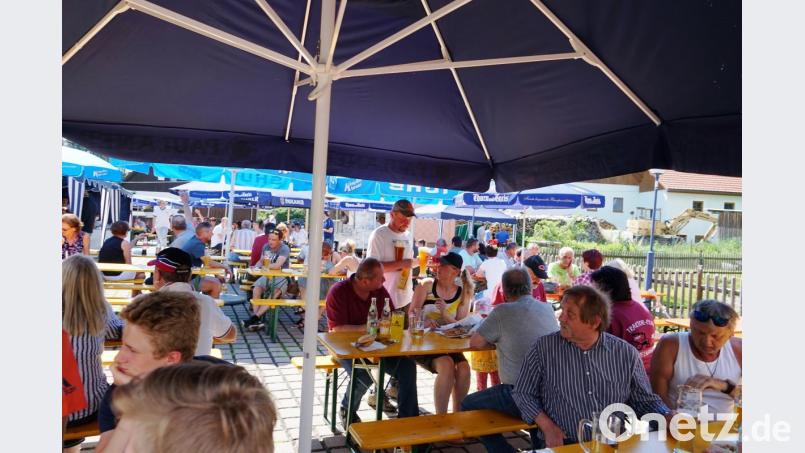 Unter Sonnenschirmen suchten die Festbesucher Schutz vor der Sonne. Bei sommerlichen Temperaturen schmeckten die kühlen Getränke besonders gut. Bild: soj