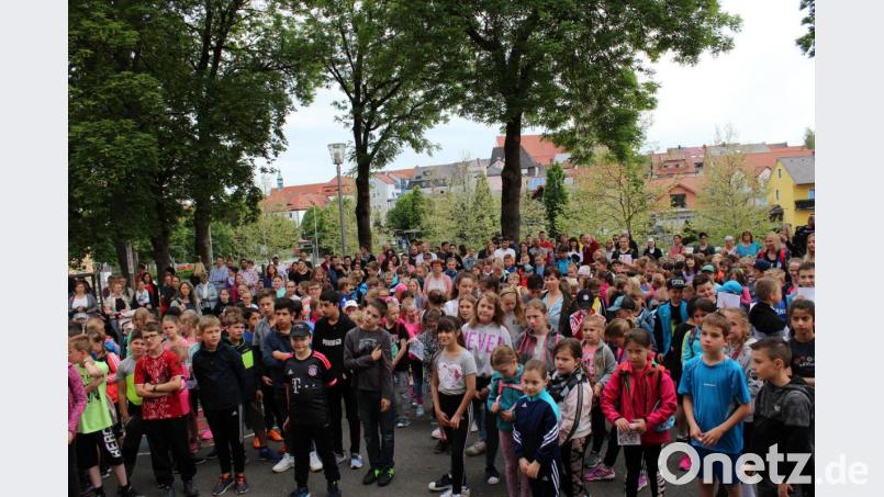 Die Auerbacher Grund- und Mittelschüler feiern ihr Schulfest zum ersten Mal gemeinsam. Bild: cs
