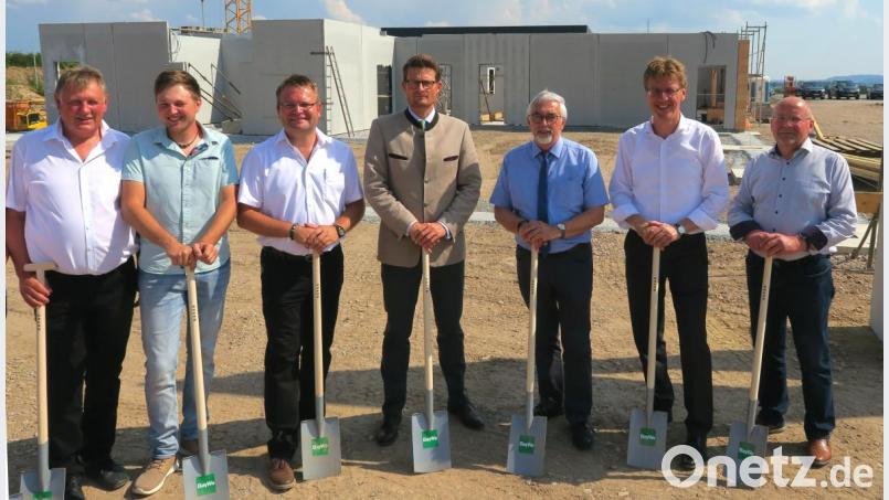 Den symbolischen Spatenstich für das neue Baywa-Kompetenzzentrum in Schwarzenfeld vollzogen Michael Ruhland sen. und jun., Regionalleiter Bernhard Beer, Vorstandsmitglied Marcus Pöllinger, Bürgermeister Manfred Rodde, Geschäftsführer Heribert Schulte und BBV-Präsident Josef Wutz (von links). Bild: Hirsch