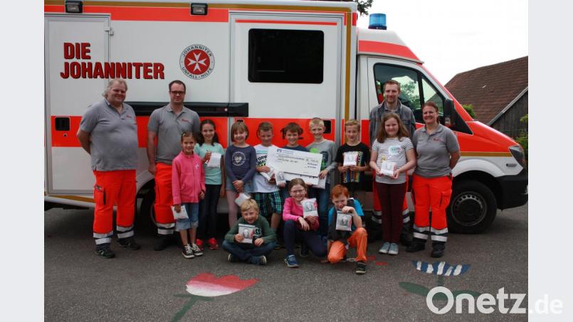 Stolz übergeben die Erstkommunionkinder aus Trisching und Rottendorf den Spendenscheck an den HvO-Dienst in Trisching. Bild: ral