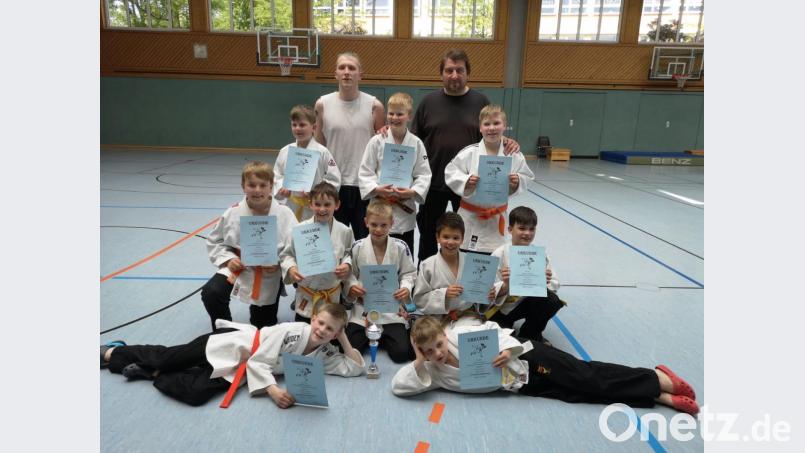 Die erfolgreichen Judokas des JV Sulzbach-Rosenberg (hinten von links) mit ihren Betreuern Sebastian und Michael Eisner: Gabriel Bleim, Jonas Scharping, Sebastian Marx, Michael Perrey, Adrian Knaus, Leon Beidin, Diego Schnellinger, Michael Zellner Daniel Feige und Ilja Serebrennikov Bild: shu