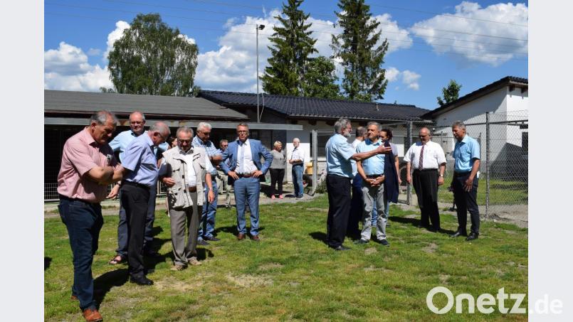 Die Bürgermeister des Landkreises Tirschenreuth besichtigen das Tierheim in Tirschenreuth. Leiterin Daniela Riedl weist auf viele Missstände hin. Bild: szl