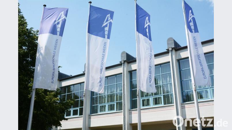 Die Stadt hält die Fahnen hoch. Die Europa-Berufsschule soll eine zweite Stelle für die Sozialarbeit an Schulen erhalten. Bild: Gabi Schönberger