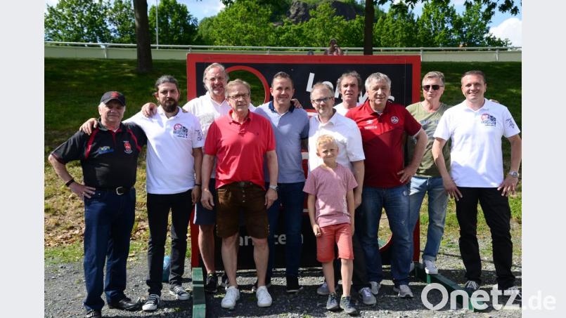 Viele der Ehrengäste versuchen sich beim Torwandschießen. An der Treffsicherheit von Tomas Galasek (Fünfter von links) kam aber kein Teilnehmer vorbei. Bild: bey