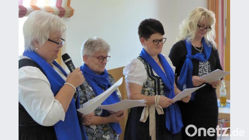 Das Vorstandsteam (von links) Rita Gleißner, Rita Hösl, Petra Irlbacher und Luise Köllner begrüßt die Gäste und gibt einen Rückblick auf 100 Jahre KDFB Luhe. Bild: fsb