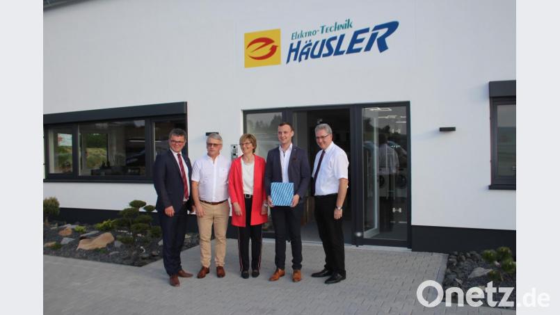 Foto zeigt von links: Bürgermeister Martin Birner, Günter, Erna und Michael Häusler sowie Stadtpfarrer Hannes Lorenz aus Nabburg Bild: sns