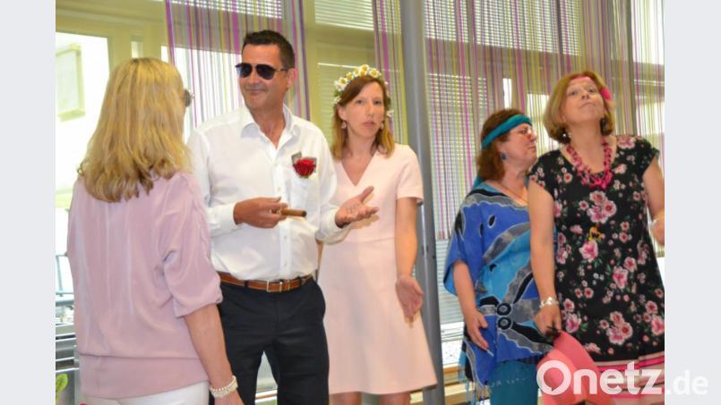 Bei &quot;Money, Money, Money&quot; als frauenumschwärmter &quot;Millionär&quot; und als &quot;Fernando&quot; glänzt Tenor Jürgen Stilp. Bild: hcz