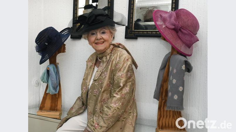 Die Amberger Modistin Eleonore Fuchs, so wie sie die Leute kennen: Schick gekleidet zwischen ihren Werken in ihrem Geschäft in der Unteren Nabburger Straße. Bild: Petra Hartl