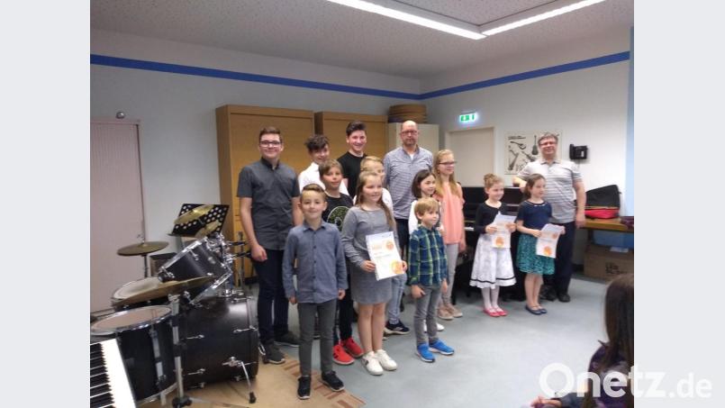 Die Musiklehrer Klaus Rosner (rechts) und Ulli Schmutzer (Fünfter von rechts) waren stolz auf ihre Schüler. Bild: exb
