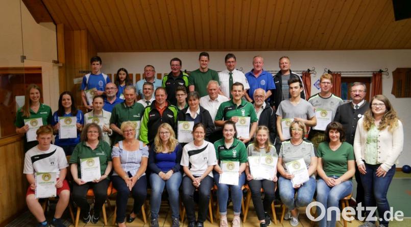 Den besten Schützen bei der Gaumeisterschaft gratuliert zweiter Gauschützenmeister Anton Hirnet (Zweiter von rechts). Bild: gz