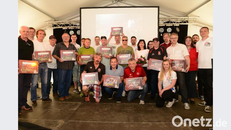 Der ehemalige 69-fache tschechische Nationalspieler und frühere Clubmannschaftskapitän Tomas Galasek (Mitte, knieend) ist Ehrengast der Jubiläumsfeier des FCN-Fanclubs "Leiky´s Parkstein". Mit dabei auch viele frühere Spieler der Club A-Jugend 1974. Fanclubvorsitzender Markus Fischer (rechts) überreicht Erinnerungsgeschenke. Bild: bey