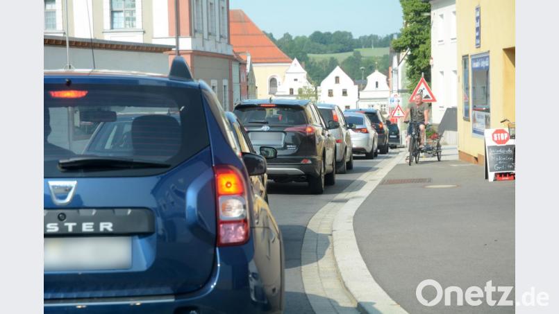 Die Bauarbeiten am Stadtplatz in Neustadt führen wegen der Ampelregelung vor allem in den Stoßzeiten zu Staus. Bild: Gabi Schönberger