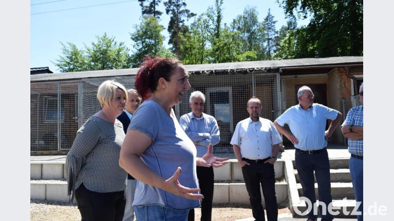 Tierheim-Leiterin Daniela Riedl erläutert den Bürgermeistern, warum eine Erhöhung der Fundpauschale nötig war. Bild: szl