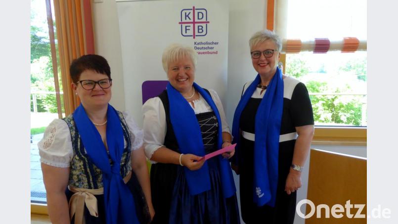 Dank an die Festrednerin Karin Schlecht (rechts) von den Vorstandsteamfrauen Petra Irlbacher (links) und Rita Gleißner. Bild: fsb