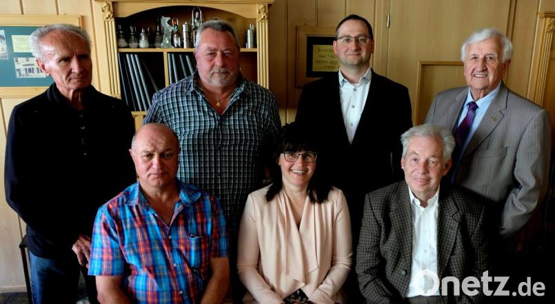 Die Führungsspitze der Baugenossenschaft geht gestärkt vom Vertrauen der Mitglieder in das Jubiläumsjahr 2020. Sitzend, von links: Siegfried Schell, Marika Mauerer und Bernd Meier sowie (stehend, von links) Hans Lindner, Peter Girke, Thomas Stetter und Berater Fred Lehner. Bild: le