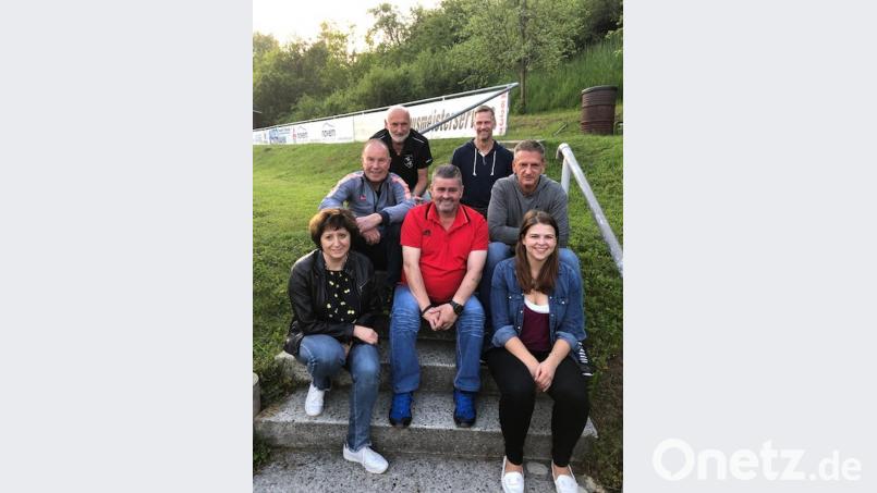 Sportwart Thomas Schraml senior (Mitte) und Richard Suttner (Dritter von links), der Leiter der SCE-Kegelsparte, zeichnen bei der Saisonabschlussfeier die Mannschaftsbesten aus: (von links) Heidi Riedl und Richard Theobald sowie (von rechts) Verena Liers, Oliver Eckert und Thomas Riedl. Bild: exb