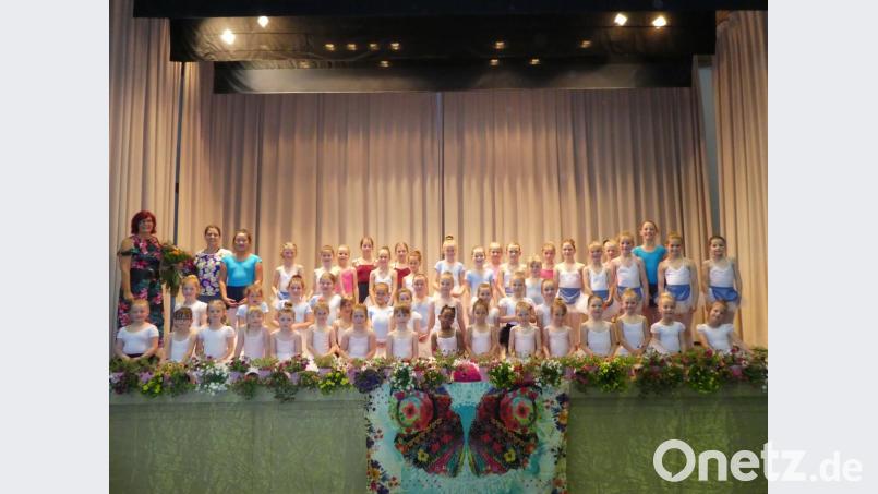 Mit ihrer „Schwanensee“-Aufführung begeistern die rund 50 Ballerinas nicht nur Uschi Prechtl (links), sondern auch gut 300 Zuschauer in der Realschulturnhalle. Bild: exb
