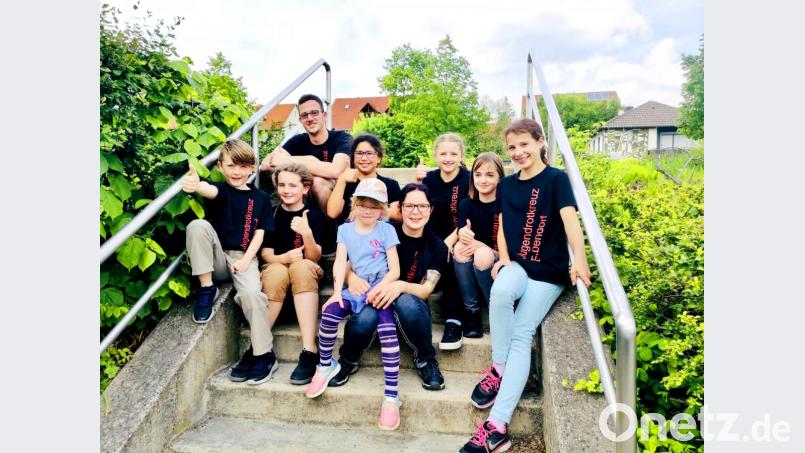 Das siegreiche Jugendrotkreuz mit Gruppenleiterin Monika Stahl (erste Reihe sitzend dritte von links) und stellvertretenden Gruppenleiter Maximilian Winkler (obere Reihe links). Bild: njn