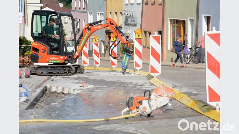 In dieser Wochen ist der Stadtplatz halbseitig gesperrt, in den Ferien kommt hier gar kein Auto durch und anschließend müssen Anlieger und Verkehrsteilnehmer voraussichtlich noch eine Woche mit der Baustelle und Ampelregelung leben. Bild: Gabi Schönberger