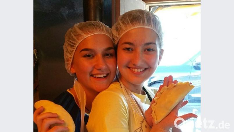 Auf dem Foto sind Katharina Filimonov (links) und Maria Lerich (rechts) mit ihren selbst gemachten Kibinai zu sehen. Bild: Madlen Raub