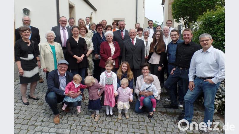 Die diamantene Hochzeit feiern Wolfgang und Christl Heier (Mitte), beide im Sudetenland geboren, mit einer großen Gratulantenschar und mit einem Dankgottesdienst. Bild: br