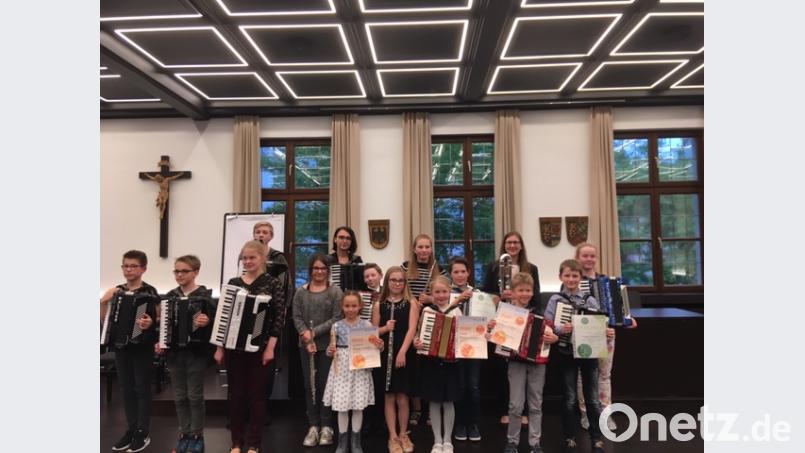 Die Gruppen Viktoria Obermaier (Sechste von links) sowie Katharina Hanauer (Vierte von rechts ) zeigten ihr Können beim Akkordeon- und Flöten-Vorspiel. Bild: exb