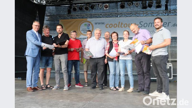 Letzte Absprachen des Organisationsteams auf der bereits aufgebauten Seebühne (von links): Franz Stahl, Vinzenz Rahn, Wolfgang Braun, Bernhard Helgert, Franz Häring, 2. Bürgermeister Peter Gold, Hans Prucker, Lisa Wettinger, Petra Klebl-Denk sowie Karl und Tobias Schwägerl. Nicht im Bild: Mirko Streich. Bild: exb