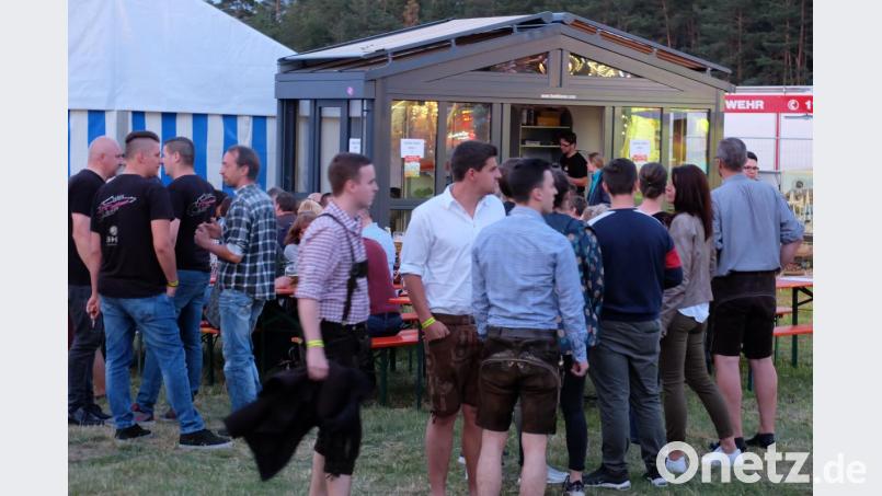 Die Stoapfälzer Spitzbuam und die Bayern 3 Band waren für die FFW Etzenricht Garanten für ein volles Festzelt und einen gelungenen Auftakt für das 150 Jubiläum der Feuerwehr. Bild: wlr