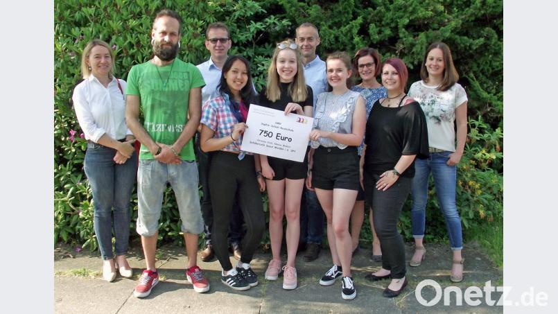 Eine Spende von 750 Euro überreichen die Schülerinnen an das Schülercafé Scout mit (von links) Elisabeth Weiß (Kolpingbildungswerk), Niklas Redlich vom Scout, stellvertretendem Schulleiter Georg Hammer, Vanessa Kunert, Theresa Göldner, Julia Greindl, Jürgen Förster von Kolping, Schulleiterin Susanne Genser, Christina Stich (Kolping) und Verbindungslehrerin Karolin Datzmann. Bild: Dobmeier