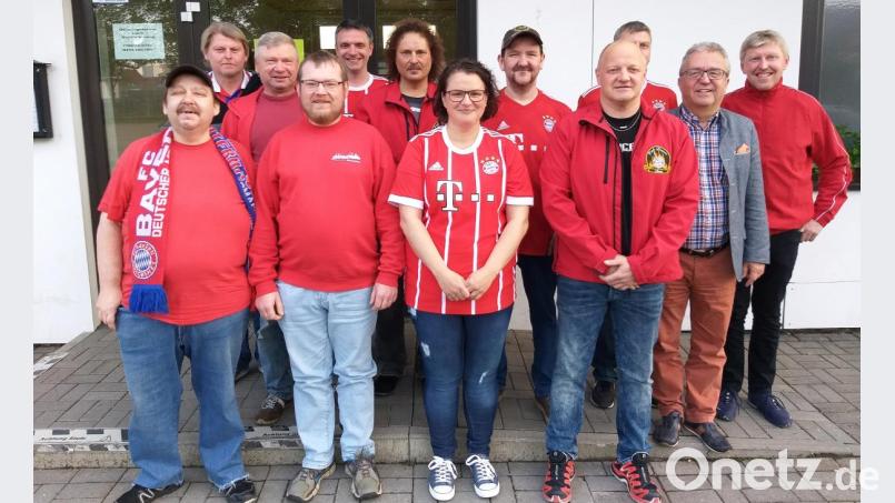 Markus Dürnhofer (rechts) und Christian Weig (Dritter von rechts) leiten weiter den FCB-Fanclub „Red Flames“. Zur Wahl gratulierte dem gesamten Gremium Bürgermeister Toni Dutz (Zweiter von rechts). Bild: wro