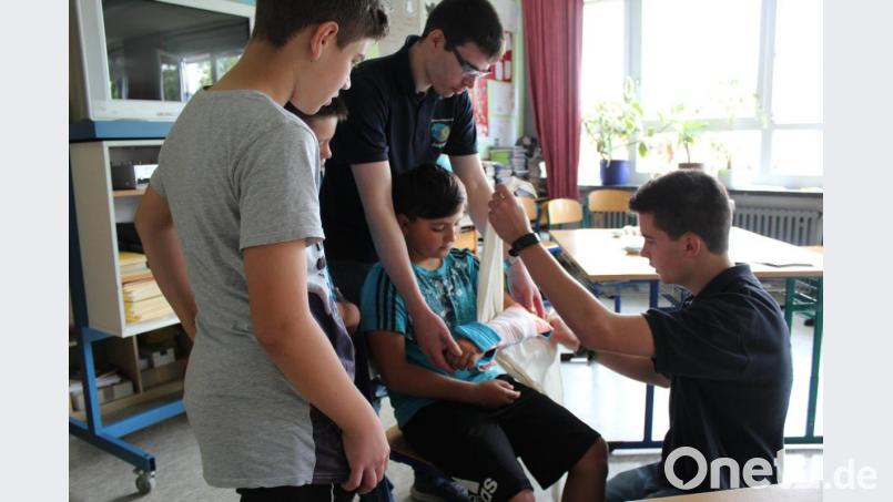 Experten der Rotkreuz-Jugend unterstützen Schüler bei Erste-Hilfe-Übungen an einer der 23 Stationen des Schulfests. Bild: cs