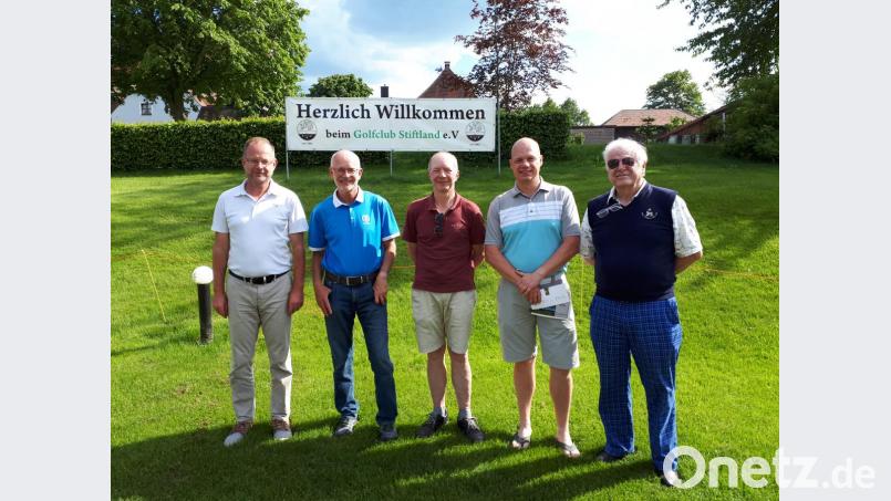 Die erfolgreichsten Teilnehmer des Turniers um die Franken-Trophy mit Clubmanager Richard Eisendraut (links) und Präsident Wolfgang Ries (rechts) – Peter Franz, Wolfgang Beer und Thorsten Schrade (von links). Bild: exb