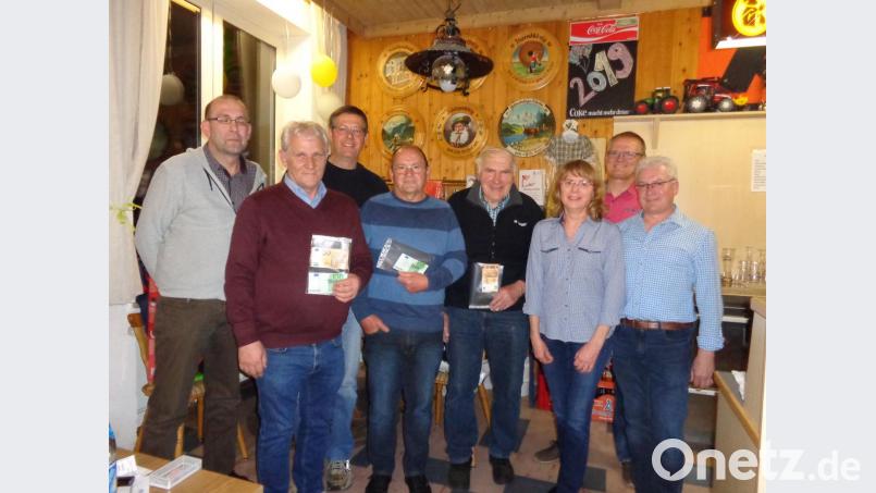 Sie hatten in Thansüß die Trümpfe in der Hand: Von links Markus Döbereiner, Richard Grasser, Josef Rieder, Walter Schmiegel, Hans Balk, die CSU- Vorsitzenden Erika Urban, Franz Luber und Fraktionschef Helmut Wurzelbacher. Bild: bk