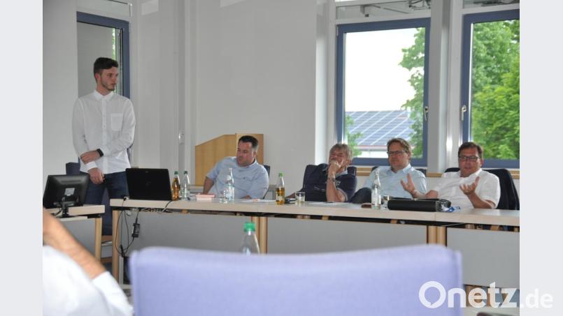 Die Architekten Johannes Winterl (links) und Franc Dierl erläutern den Gemeinderäten Matthias Busch und Norbert Veigl, Geschäftsleiter Thorsten Leusenrink (von rechts) sowie dem restlichen Gremium ihre Pläne für den Erweiterungsbau. Bild: ak