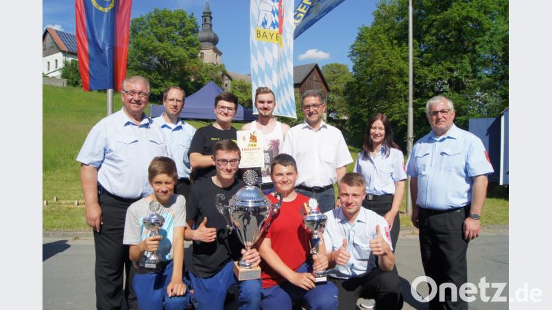 Sie gratulieren der Unterlinder Jugendfeuerwehr:
Kreisbrandinspektor Winfried Prokisch (hintere Reihe, erster von rechts), daneben Kreisbrandmeister Johannes Geisler, Kreisbrandrat Hermann Schreck (rechts) und Bürgermeister Franz Tauber (hinten, dritter von rechts). Bild: C. Rausch