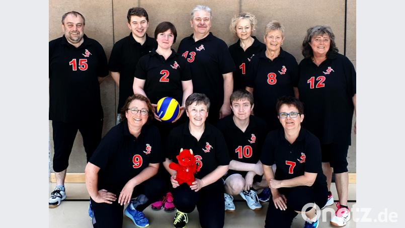 Die Weidener Flugballspieler sind Deutscher Meister: (oben, von links) Wolfgang Hunsperger, Michael Kraus, Anja Dreyer, Wilhelm Kraus, Anita Spitzner, Gertrude Stock, Evelyn Hunsperger sowie (unten, von links) Ulrike Brendel, Brigitte Kraus, Tino Hunsperger und Annette Betting. Bild: R. Kreuzer