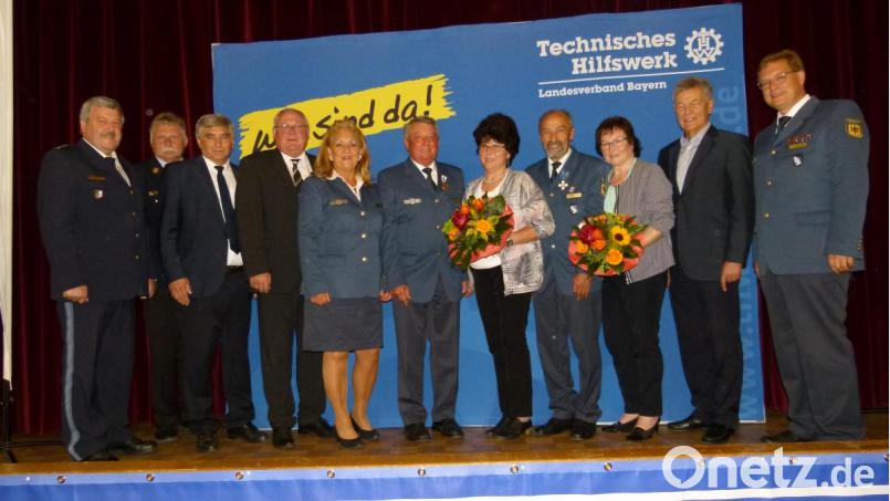 Beim Kommersabend zum 50-jährigen Bestehen des THW wurden Ortsbeauftragter Hans Deyerl (Vierter von rechts, mit Gattin) und Josef Pflug (Sechster von links, mit Gattin) mit dem Ehrenkreuz in Bronze ausgezeichnet. Glückwünsche an den Ortsverband überbrachten (von links) Polizeichef Robert Feuerer, Kreisbrandrat Robert Heinfling, MdB Karl Holmeier, Bürgermeister Heinz Weigl, Regionalstellen-Leiterin Ilona Knecht-Jesberger, MdL Joachim Hanisch und Landesbeauftragter Fritz-Helge Voß. Bild: bgl